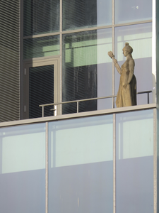 906734 Afbeelding van het door H.A. Scholz gemaakte beeld van een vrouwenfiguur op het balkon van het Muziekpaleis ...